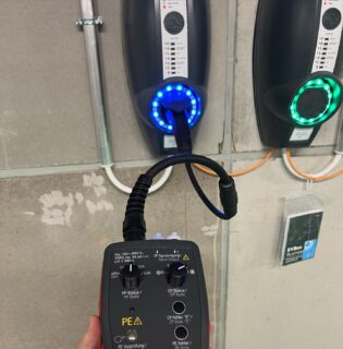 Latauspisteiden käyttöönottoa työmaalla ⚡️Meidän kautta sähköautojen latausasemat turvallisesti asennettuna! 

#sähköasennus #utu #sähköauto #tesla #electricvehicle #ev #amprobe