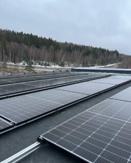 Säästä rahaa ja ympäristöä aurinkopaneeleilla! 
Espooseen valmistunut uudiskohde johon asennettiin 20kW järjestelmä palvelemaan kerrostalon ilmanvaihtoa ja lämmitystä.

Asennamme aurinkopaneelit ammattitaidolla ja luotettavasti. Pyydä ilmainen tarjous jo tänään!

#aurinkopaneeli #electrician #rexel #orima #sähköasentaja #sähköasennus #solarpanels #huawei